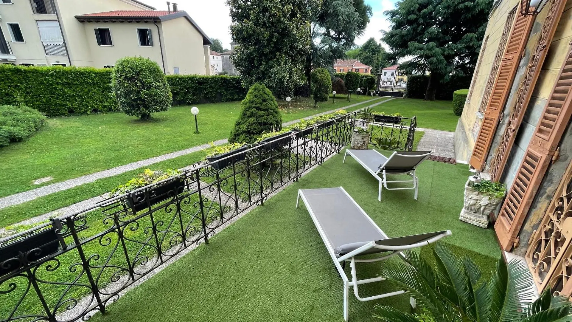 Villa Liberty Venezia -Jacuzzi And Gardens- Dimora Storica A Soli 20Km Da Venezia Mira Italy